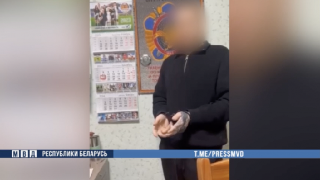 Мянчук, якога абвінавачваюць ва ўцягванні непаўналетніх у прастытуцыю. Скрыншот: «Белсат»