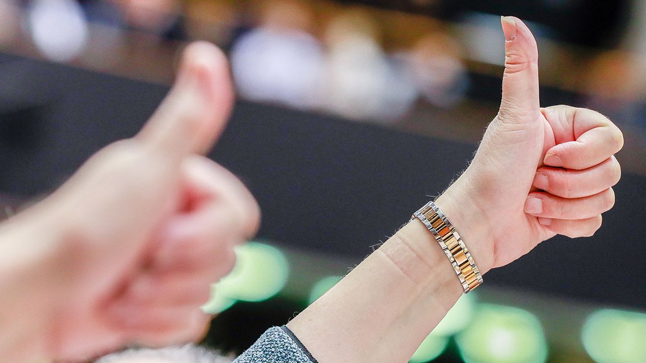 Głosowania w PE przeliczane są „na oko". Polscy eksperci ...
