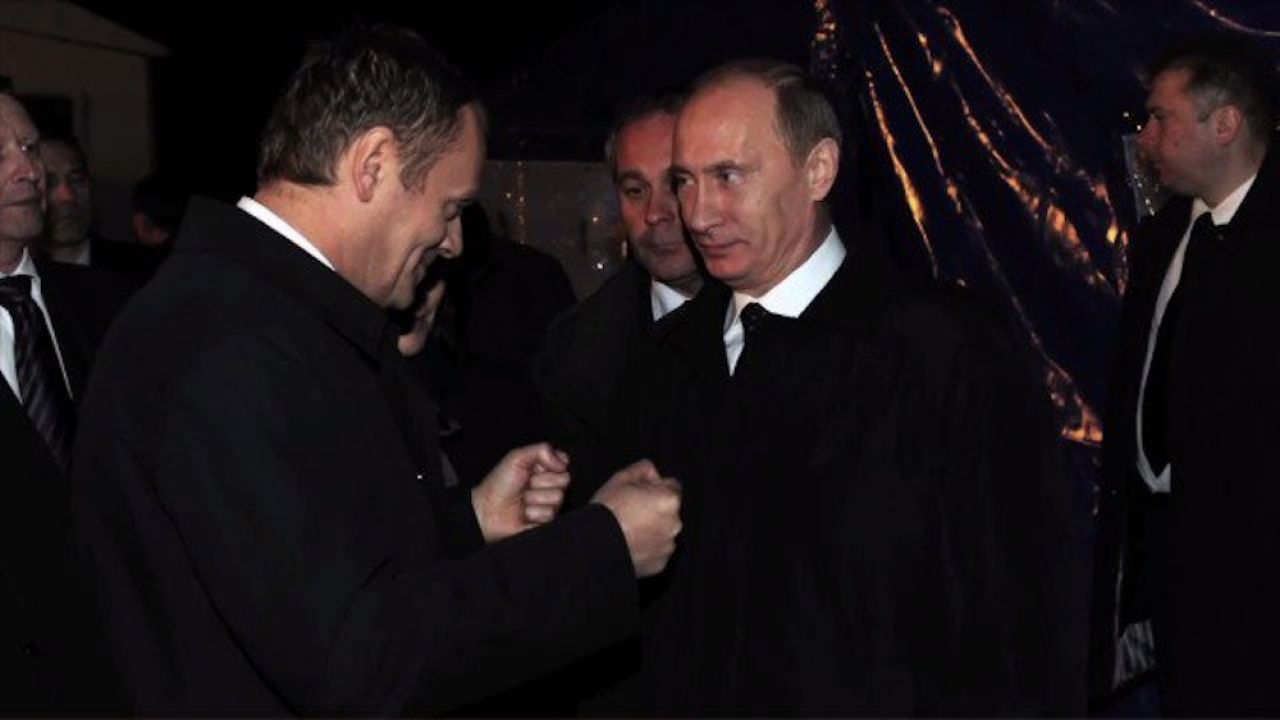 Donald Tusk i Władimir Putin 10 kwietnia 2010 r. na miejscu katastrofy smoleńskiej (fot. KPRM)