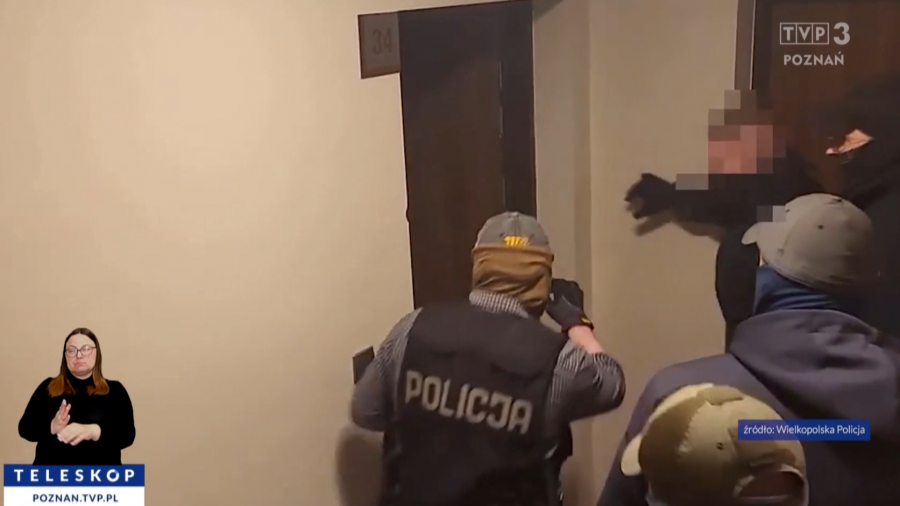 Policja rozbiła drzwi. Stosowali triki (fot. TVP3 Poznań)