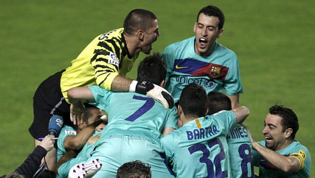 Eksplozja radości piłkarzy Barcy po końcowym gwizdku (fot. PAP/EPA)