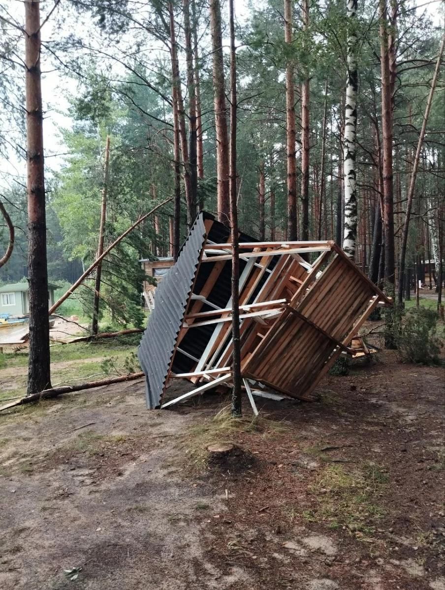 Наступствы ўраганы ў кемпінгу «Клёвое место». (Фота: smartpress.by)