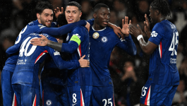 Radość piłkarzy Chelsea (fot. Getty). Piłkarze Chelsea ubrani w niebieskie koszulki, obejmują się i celebrują bramkę na boisku. Widać radość i zadowolenie po zdobyciu gola, co nawiązuje do zwycięstwa Chelsea w Lidze Mistrzów, opisanego w artykule (fot. Getty).