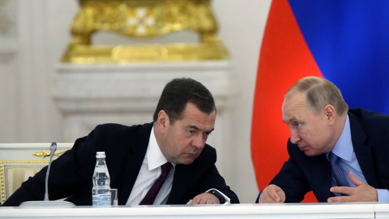 Dmitrij Miedwiediew popiera zbrodniczą politykę Władimira Putina (fot. Mikhail Svetlov/Getty Images)