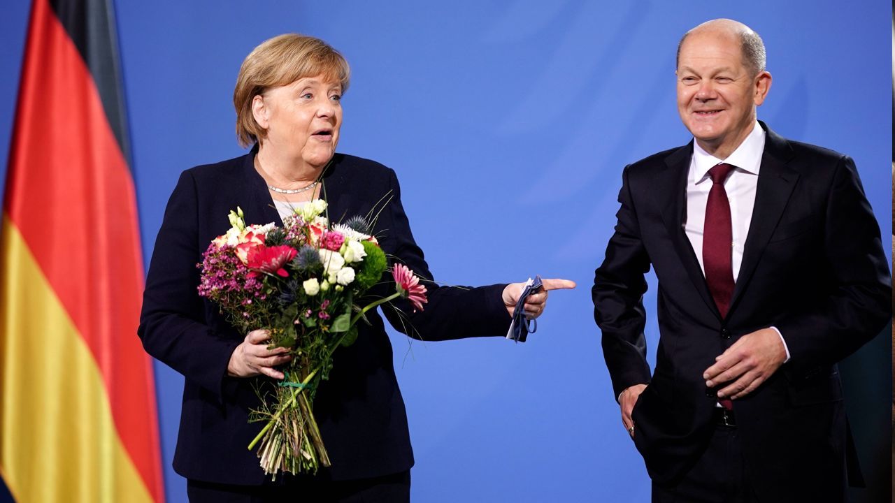 Była kanclerz Angela Merkel i obecny szef niemieckiego rządu Olaf Scholz (fot. PAP, EPA/CLEMENS BILAN)