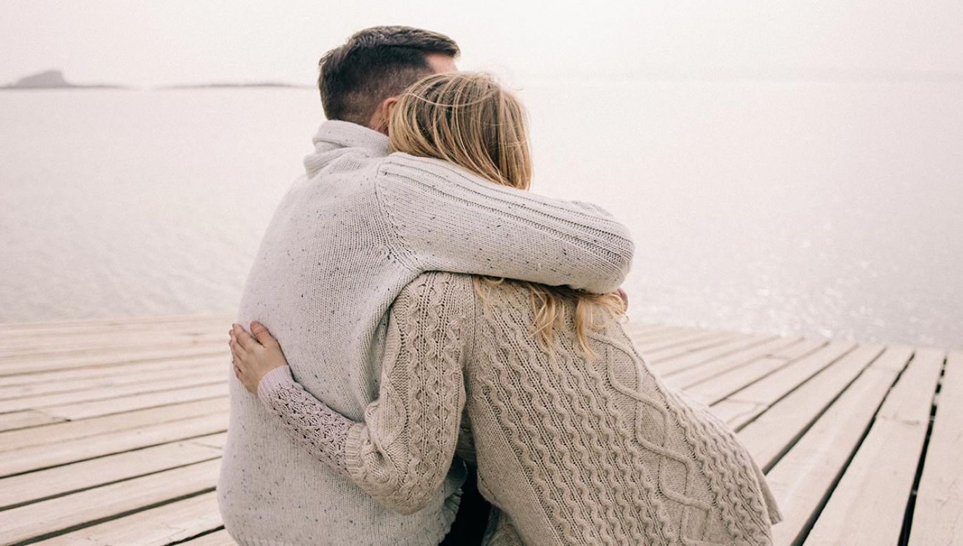Dotychczasowe badania wskazują, że przytulanie przynosi wiele korzyści dla zdrowia psychicznego i fizycznego (fot. Shutterstock/lissa93)