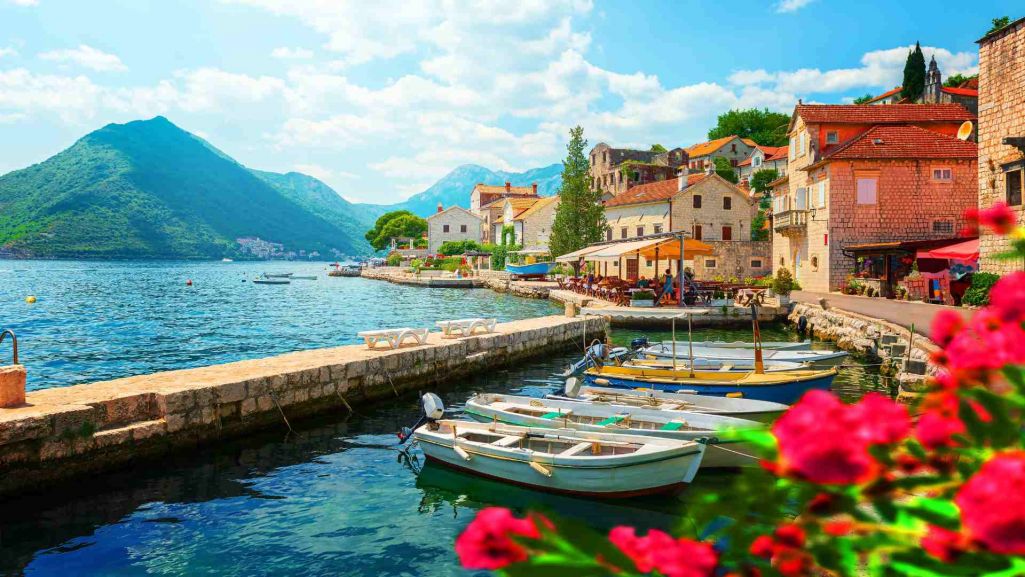 Historyczne miasto portowe Perast w Zatoce Kotorskiej, jednej z głównych atrakcji Czarnogóry. Fot. lexa0ndra3nchiciu/ Shutterstock