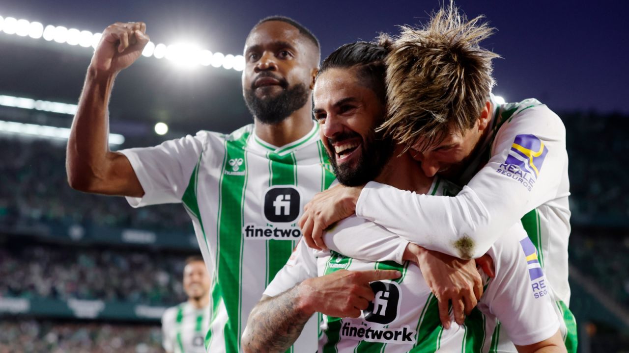 Radość m.in. Cedrica Bakambu oraz Isco po golu dla Realu Betis (fot. Getty).