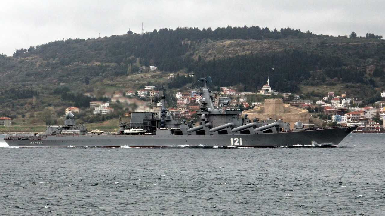 Krążownik Moskwa był okrętem flagowym Floty Czarnomorskiej (fot. Burak Akay/Anadolu Agency via Getty Images)