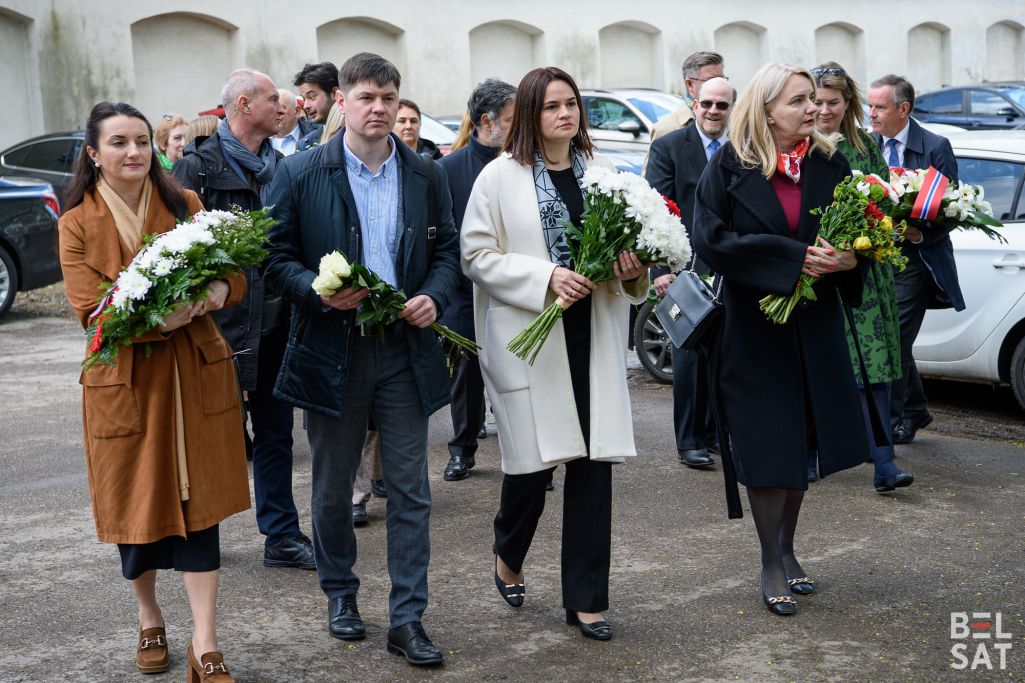 Святлана Ціханоўская і прадстаўнікі амбасадаў і дыпламатычных місіяў у Вільні бяруць удзел у цырымоніі ўскладання кветак да помніку «Маці Чарнобылю» — на знак памяці пра ахвяраў аварыі на Чарнобыльскай АЭС. Вільня, Літва. 26 красавіка 2024 года. (Фота: Белсат)