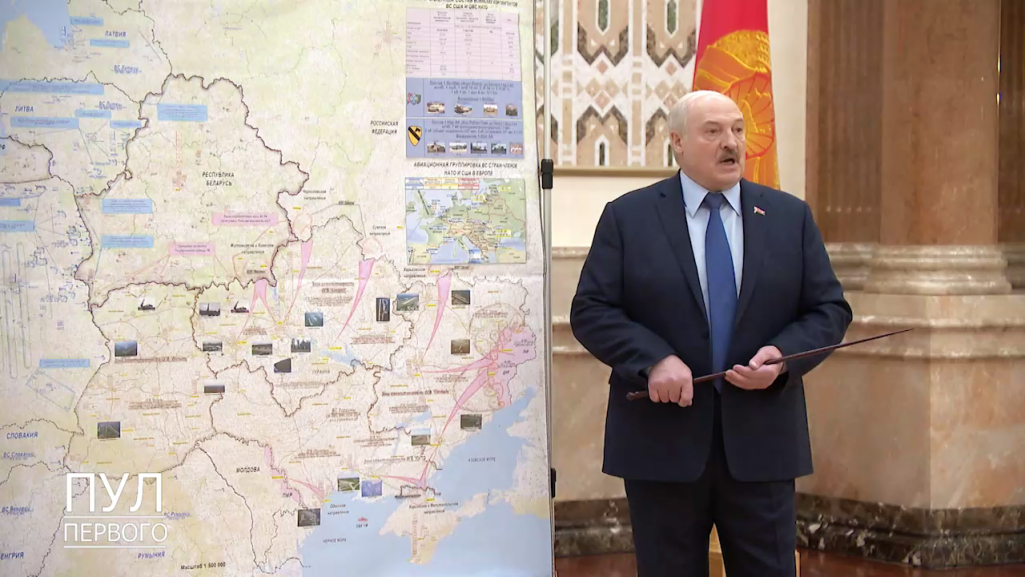 Аляксандр Лукашэнка паказвае карту з планам нападу Расеі на Малдову. Менск, Беларусь. 1 сакавіка 2022 года. Скрыншот: Пул первого / Telegram