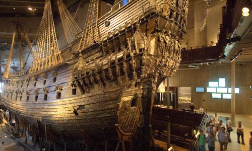 Ten najpiękniej zachowany XVII-wieczny okręt na świecie można oglądać w specjalnie dla niego zbudowanym muzeum w Sztokholmie. Fot. Rolf Schulten/ullstein bild via Getty Images