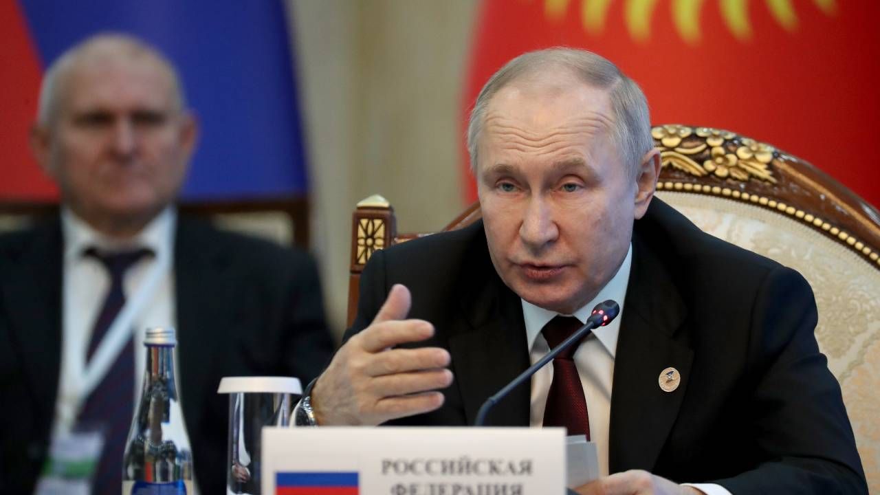 Władimir Putin ponosi odpowiedzialność za zbrodnie na Ukrainie (fot. PAP/EPA/IGOR KOVALENKO)