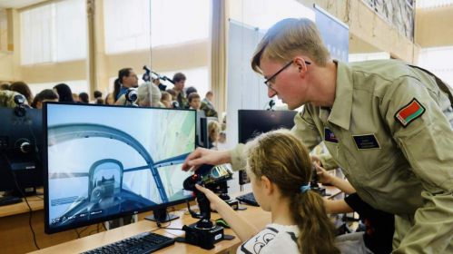 Дзецям паказваюць прынцып працы авіясімулятара падчас адкрыцця праграмы ў Горадні. Фота: grodnonews.by