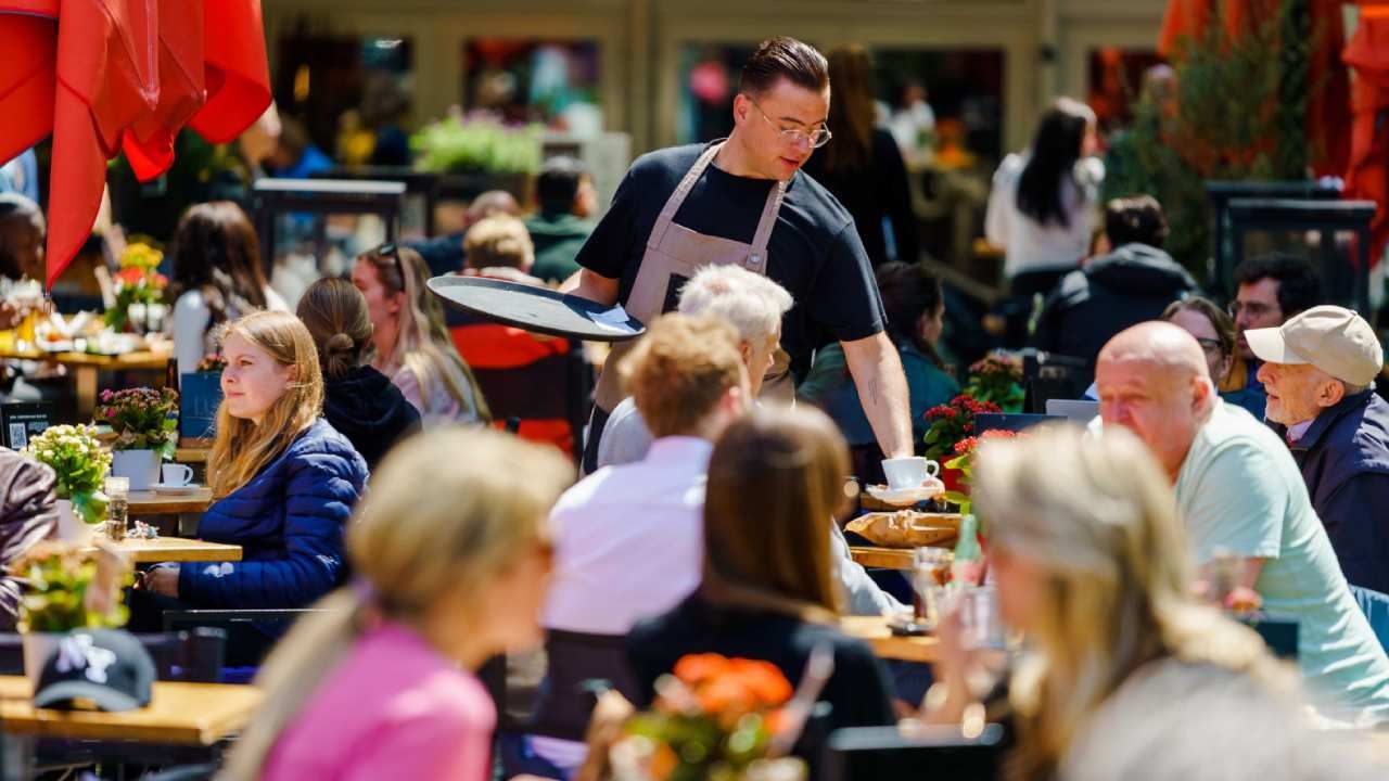 Od środy wydłużony zostaje czas otwarcia ogródków gastronomicznych do godziny 22.00 (fot. PAP/EPA/Marco de Swart) Od środy wydłużony zostaje czas otwarcia ogródków gastronomicznych do godziny 22.00 (fot. PAP/EPA/Marco de Swart)