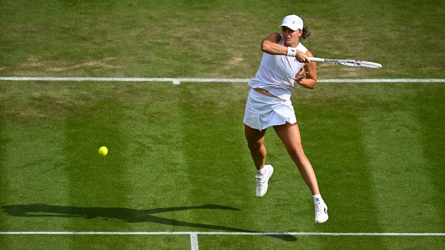 Iga Świątek zagra o ćwierćfinał Wimbledonu (fot. Daniel Kopatsch/Getty Images)