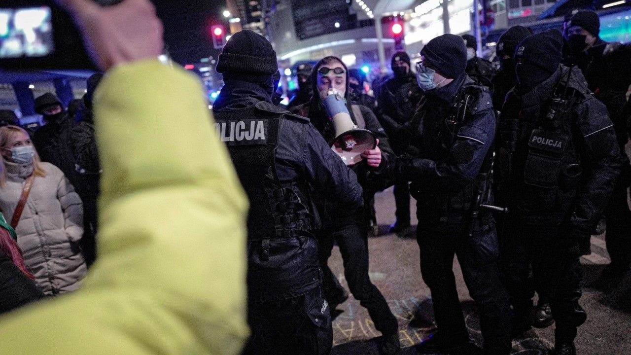 Spisywanie otoczonych policyjnym kordonem demonstrantów trwało do godz. 01:00 w nocy (fot. PAP/Mateusz Marek) Spisywanie otoczonych policyjnym kordonem demonstrantów trwało do godz. 01:00 w nocy (fot. PAP/Mateusz Marek)