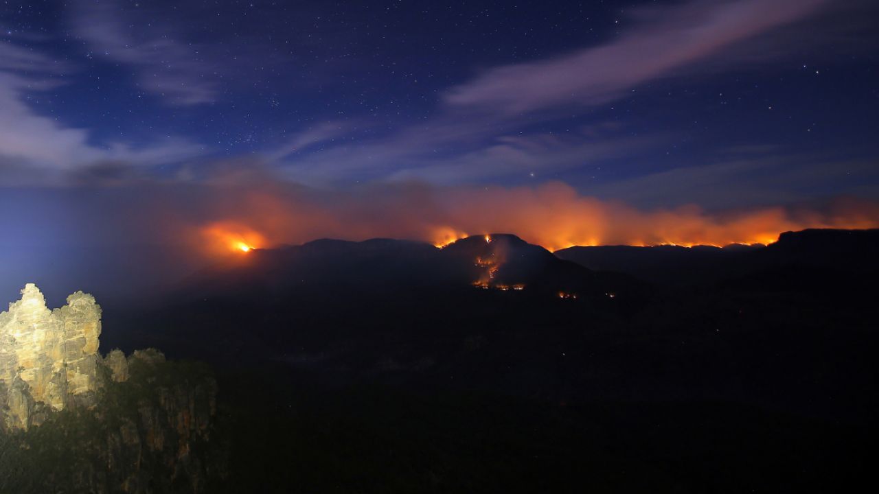Ogień objął już obszar ok. 300 tys. hektarów  (fot. PAP/EPA/STEVEN SAPHORE)