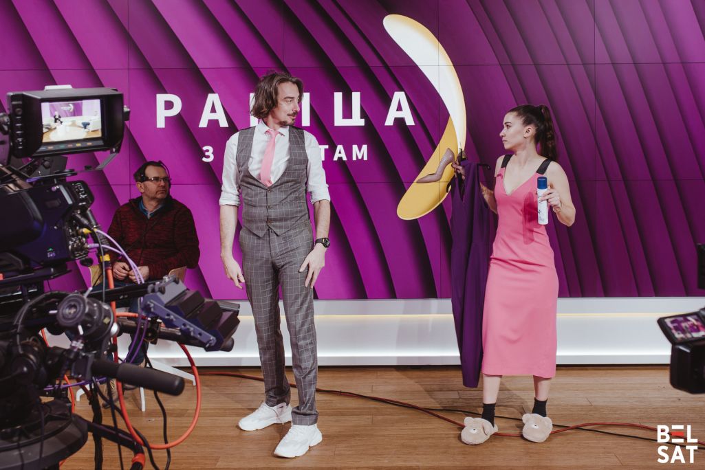 Вядоўцы Кацярына Раецкая і Дзяніс Дудзінскі падчас пробаў шоў «Раніца з Белсатам». Варшава, Польшча. 9 сакавіка 2025 года. Фота: Белсат