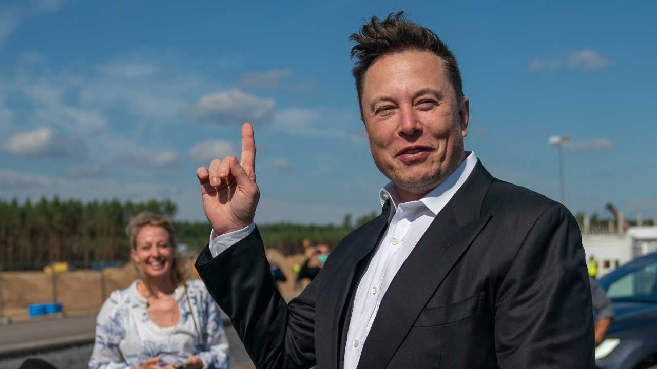 Elon Musk przyleciał do Niemiec (fot. PAP/EPA/ALEXANDER BECHER)