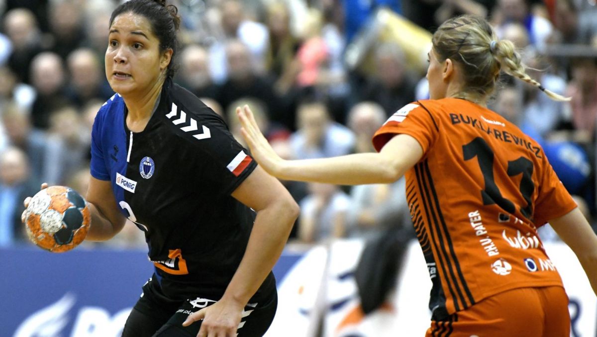 Rozgrywająca Eurobudu JKS Moniky Bancilon (L) w akcji w meczu z Zagłębiem (fot. PAP / Darek Delmanowicz) Rozgrywająca Eurobudu JKS Moniky Bancilon (L) w akcji w meczu z Zagłębiem (fot. PAP / Darek Delmanowicz)