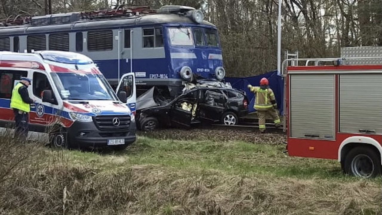 Wypadek na niestrzeżonym przejeździe kolejowym (fot. PAP/KP PSP, zdjęcie ilustracyjne) Wypadek na niestrzeżonym przejeździe kolejowym (fot. PAP/KP PSP, zdjęcie ilustracyjne)
