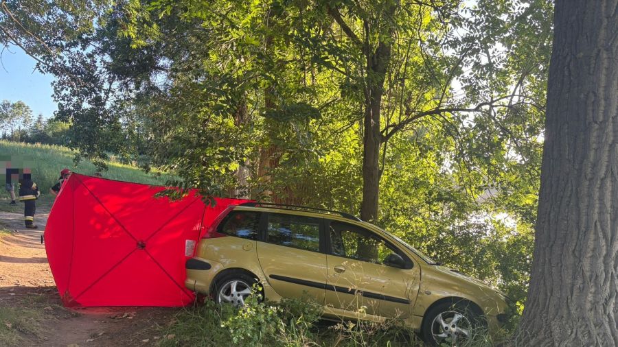 Jezioro Owieczki, powiat gnieźnieński, gmina Łubowo, 72-latek przygnieciony przez auto (fot. KPP w Gnieźnie)