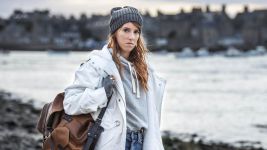Bohaterka filmu „Morderstwa w Cotentin” w górskiej scenerii.