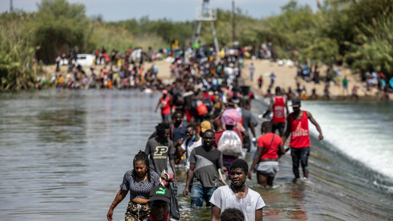 Migranci z Haiti nielegalnie przekraczający granicę miedzy USA i Meksykiem na rzece Rio Grande (fot. Jordan Vonderhaar/Getty Images) Migranci z Haiti nielegalnie przekraczający granicę miedzy USA i Meksykiem na rzece Rio Grande (fot. Jordan Vonderhaar/Getty Images)