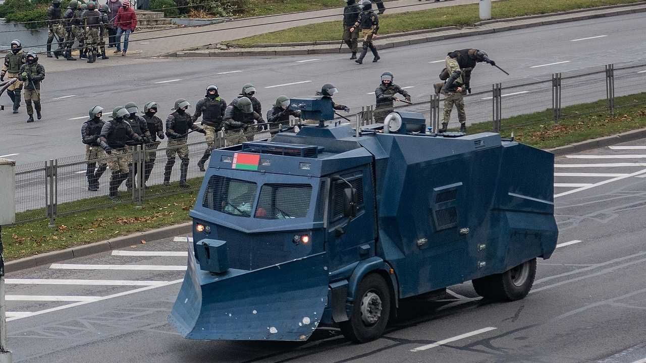 Białoruska milicja tłumy protesty (fot. Wiki 3.0/Homoatrox) Białoruska milicja tłumy protesty (fot. Wiki 3.0/Homoatrox)