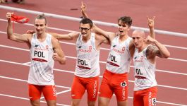 Od lewej: Karol Zalewski, Dariusz Kowaluk, Kajetan Duszyński i Jakub Krzewina (fot. Getty Images) Na zdjęciu Dariusz Kowaluk świętuje wspólnie z kolegami z reprezentacji Polski po udanym biegu sztafetowym. Ubrani w biało-czerwone stroje z napisem „POLSKA”, stoją na bieżni stadionu lekkoatletycznego, wyraźnie dumni i szczęśliwi. Kowaluk trzyma w dłoni pałeczkę sztafetową — symbol wysiłku, współpracy i sukcesu. To moment triumfu, który na zawsze pozostanie częścią jego sportowego dziedzictwa (fot. Getty Images)