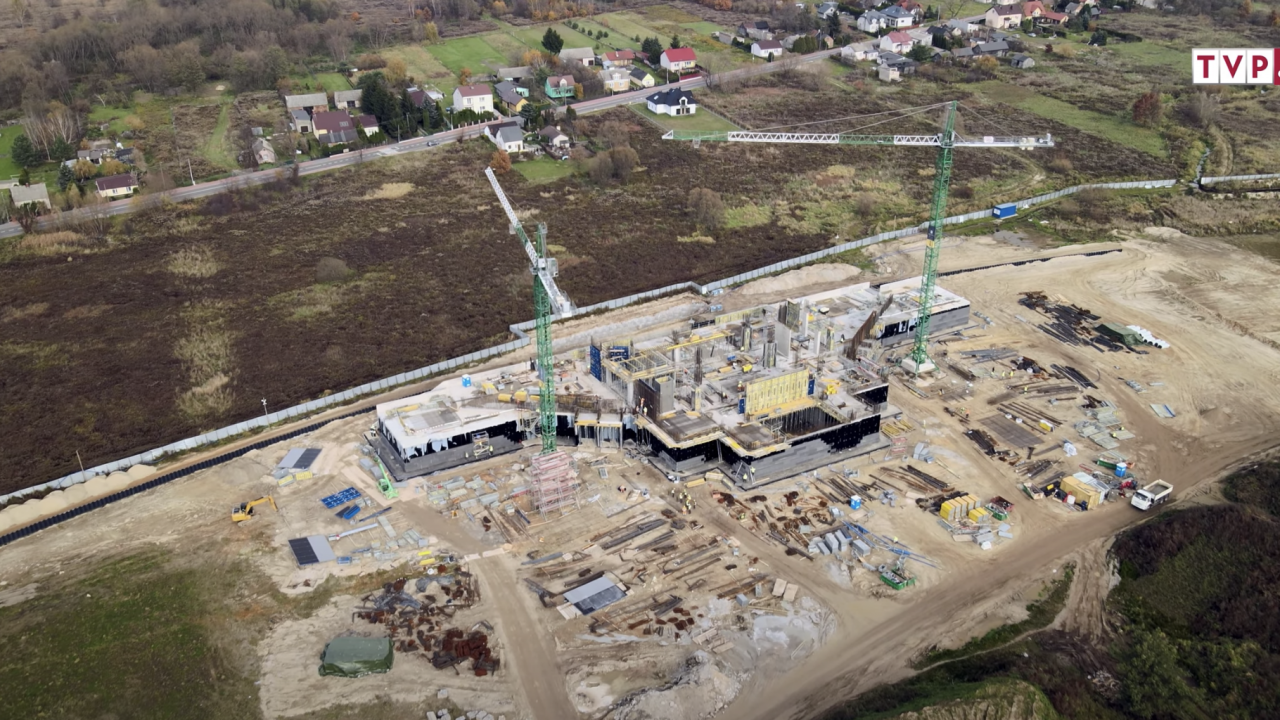 Budowa Muzeum Bitwy Warszawskiej w Ossowie z lotu ptaka (fot. Radosław Poszwiński/portal tvp.info) Budowa Muzeum Bitwy Warszawskiej w Ossowie z lotu ptaka (fot. Radosław Poszwiński/portal tvp.info)
