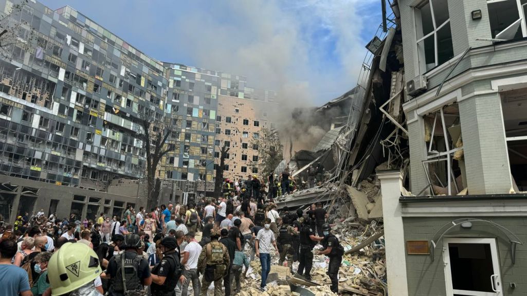 Дзіцячы шпіталь у Кіеве, які абстралялі расейскія войскі. (Фота: Ігор Клименко | МВС / Telegram)