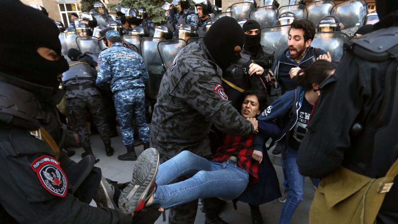 Demonstracje w Armenii zostały wywołane mianowaniem Sarkisjana na stanowisko szefa rządu (fot. PAP/EPA/HAYK BAGHDASARYAN) Demonstracje w Armenii zostały wywołane mianowaniem Sarkisjana na stanowisko szefa rządu (fot. PAP/EPA/HAYK BAGHDASARYAN)