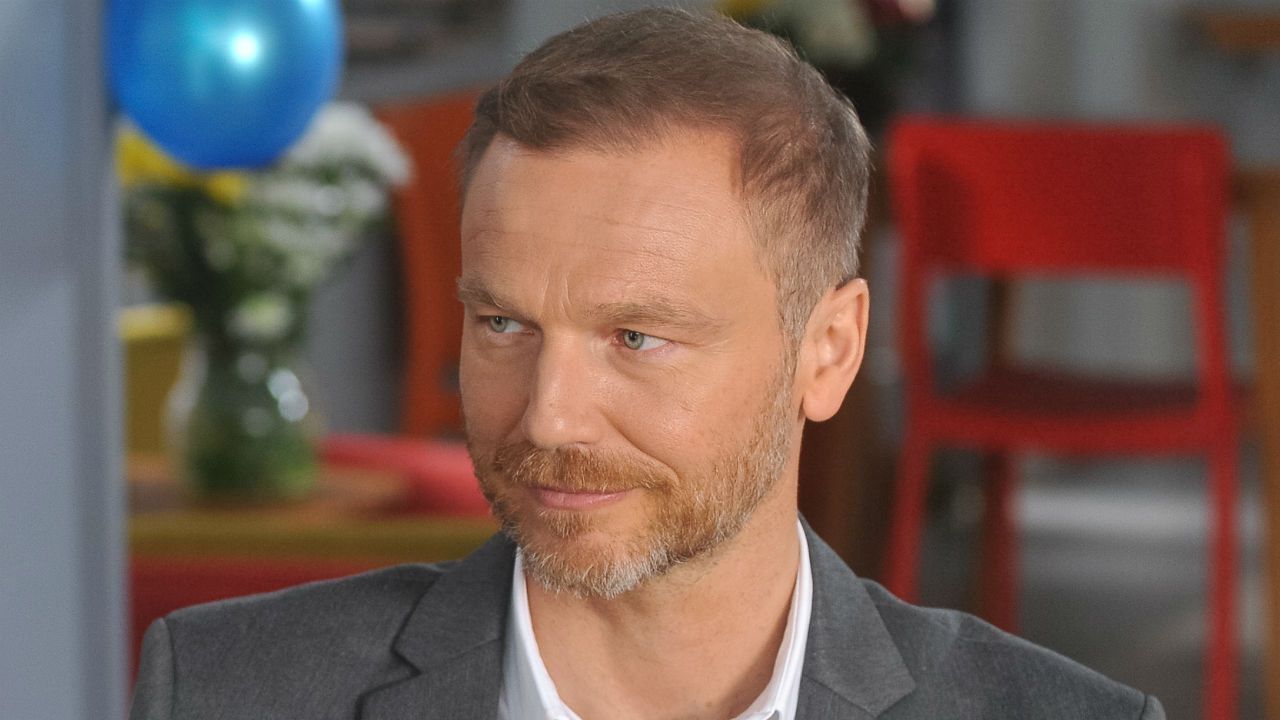 Jej serialowym mężem jest adwokat Andrzej Budzyński – czyli Krystian Wieczorek (fot. TVP)