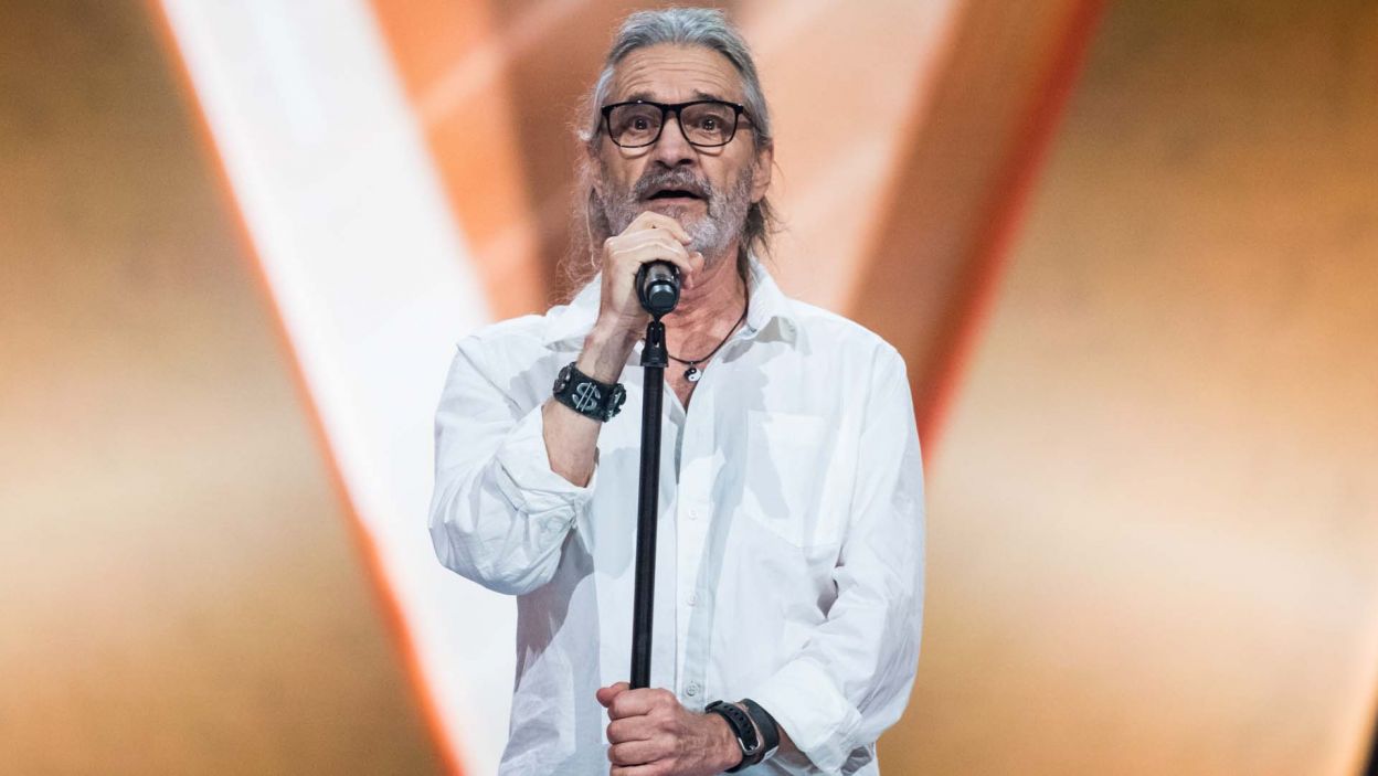 Stanley Antoni Czech, uczestnik programu „The Voice Senior”, wykonał utwór „Light My Fire” i przekonał do siebie wszystkich jurorów. Fot. Waldemar Kompała/ TVP