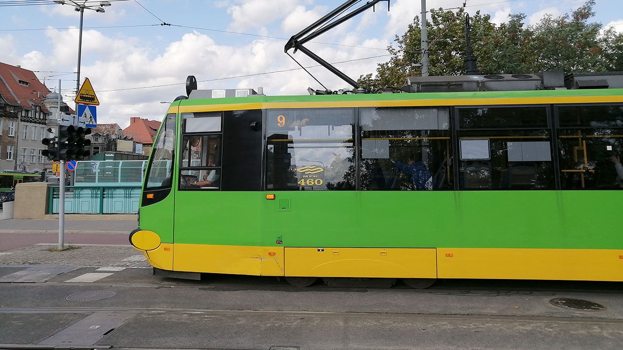 Dwaj Kierowcy Prowadzący Na Zmianę Autokar Poznań: motorniczy tramwajów uratowali bezdomnego od spalenia się - tvp