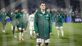 Załamani piłkarze Legii po meczu w Słowenii. Na pierwszym planie Bartosz Kapustka (fot. PAP)