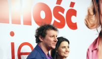 Fot. Ewa Kalinowska/Wojciech Solarz z żoną na premierze filmu "Miłość jest blisko"