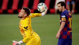 Tomas Vaclik i Lionel Messi w meczu Sevilli z Barceloną (fot. Getty).