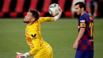 Tomas Vaclik i Lionel Messi w meczu Sevilli z Barceloną (fot. Getty). Tomas Vaclik i Lionel Messi w meczu Sevilli z Barceloną (fot. Getty).