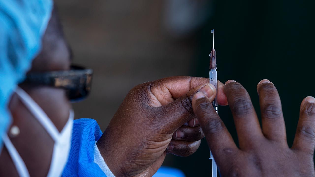Pracownicy sektora publicznego w Zimbabwe, którzy nie przyjęli szczepionki przeciwko Covid-19 nie będą mogli pracować. (fot. KB Mpofu/Getty Images) Pracownicy sektora publicznego w Zimbabwe, którzy nie przyjęli szczepionki przeciwko Covid-19 nie będą mogli pracować. (fot. KB Mpofu/Getty Images)