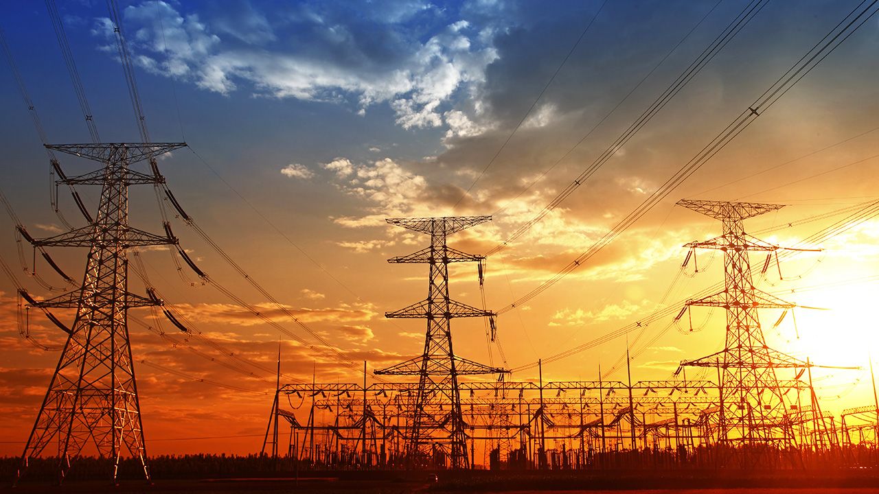 Rzecznik rządu zapowiada wprowadzenie mechanizmu kompensacyjnego za wyższe ceny prądu w przyszłym roku (fot. Shutterstock/zhengzaishuru)