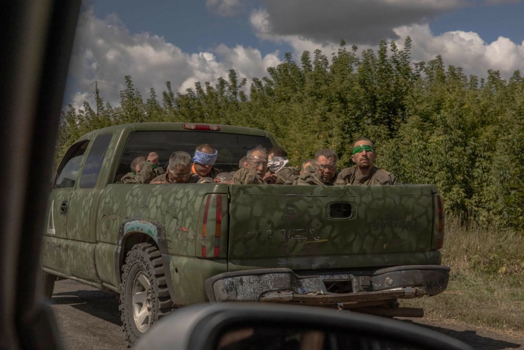 Украінскія вайскоўцы перавозяць на джыпе расейскіх ваеннапалонных са завязанымі вачыма ў Сумскай вобласці пасля контранаступу ЗСУ ў Курскай вобласці, які пачаўся 6 жніўня. Прэзідэнт Украіны Уладзімір Зяленскі ўвечары 13 жніўня заявіў, што «ўжо сотні расейскіх вайскоўцаў здаліся ў палон». Палонных расейцаў плануецца ў будучыні абмяняць на ўкраінскіх вайсковых і цывільных асобаў, якіх утрымлівае Расея. Сумская вобласць, Украіна. 13 жніўня 2024 года. Фота: Roman Pilipey / AFP / Scanpix / LETA / East News