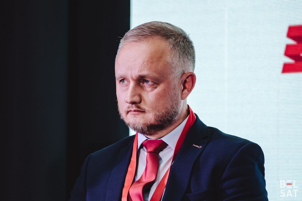 Здымак мае ілюстрацыйны характар. Аляксандр Азараў на Вялікай палітычнай канферэнцыі па выбарах у Каардынацыйную раду ў Варшаве, Польшча. 19 траўня 2024 года. (Фота: Белсат)