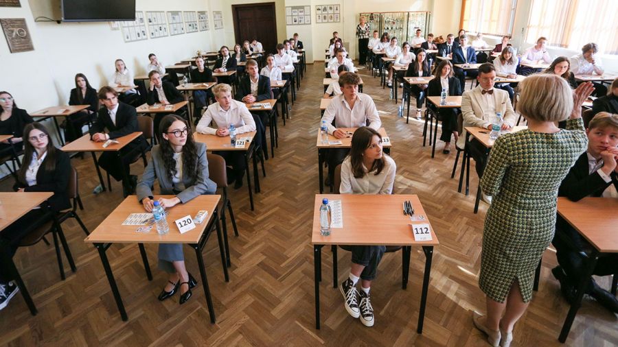 We wtorek maturzystów czeka obowiązkowy egzamin z matematyki (fot. PAP/Lech Muszyński)