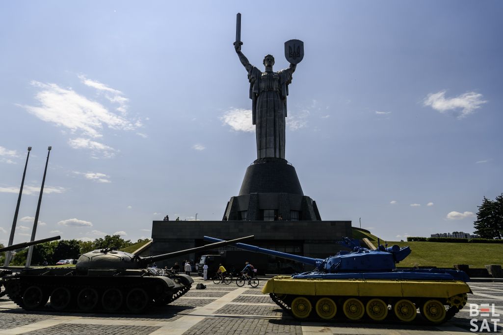 Здымак мае ілюстрацыйны характар. Манументальная скульптура «Радзіма-Маці» на тэрыторыі Нацыянальнага музея гісторыі Украіны ў Другой сусветнай вайне. Кіеў, Украіна. 18 траўня 2024 года. (Фота: Уладзіслаў Максіменка / Белсат)