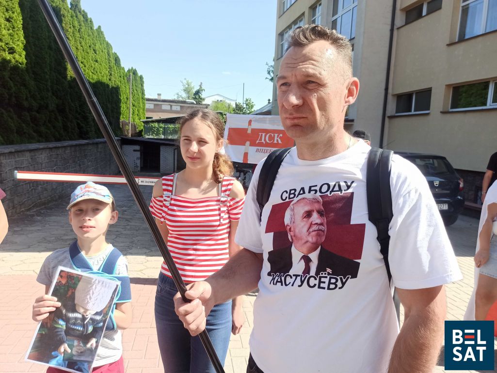Зміцер Антончык на акцыі салідарнасці з палітвязнямі ў Беластоку, 21 траўня 2023 года. (Фота: Алесь Ляўчук, Белсат)