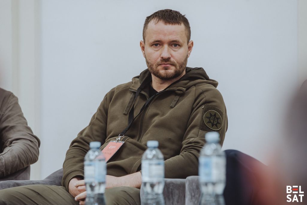 Былы добраахвотнік Аляксандр «Кусь» Клачко падчас панэльнай дыскусіі «Сацыяльна-гуманітарная салідарнасць: як беларуская дыяспара падтрымлівае палітзняволеных і сем’і загінулых добраахвотнікаў» у рамках IV Канферэнцыі беларусаў і беларусак свету. Варшава, Польшча. 24 траўня 2025 года. Фота: Рауль Дзюк / Белсат траўня 2025 года. Фота: Рауль Дзюк / Белсат