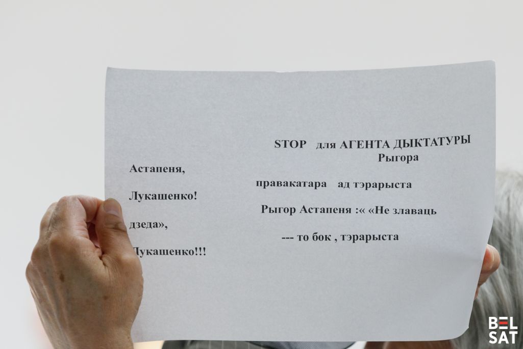 Слухач на канферэнцыі «Reshape» дэманструе свае пасланне падчас выступу Рыгора Астапені. Варшава, Польшча. 15 чэрвеня 2025 года. Фота: Белсат